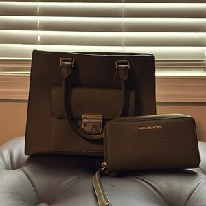 Satchel handbag with matching wristlet